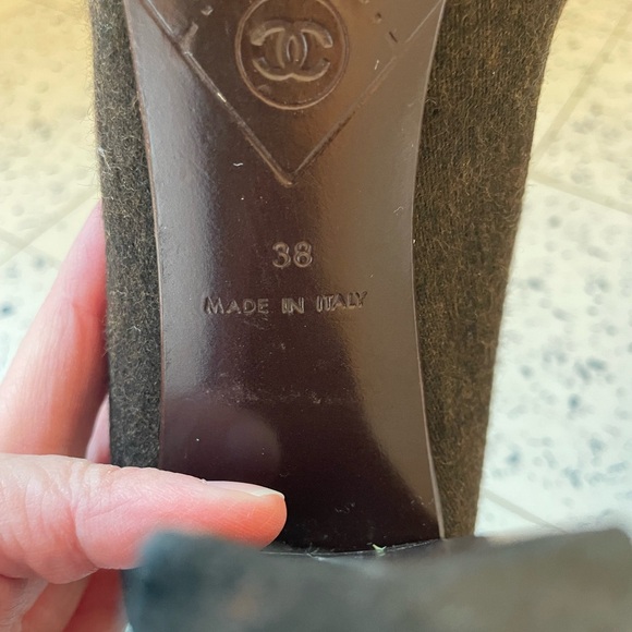 Chanel Interlocking CC Logo Pumps - Dark Chocolate Brown Suede - Picture 10 of 10